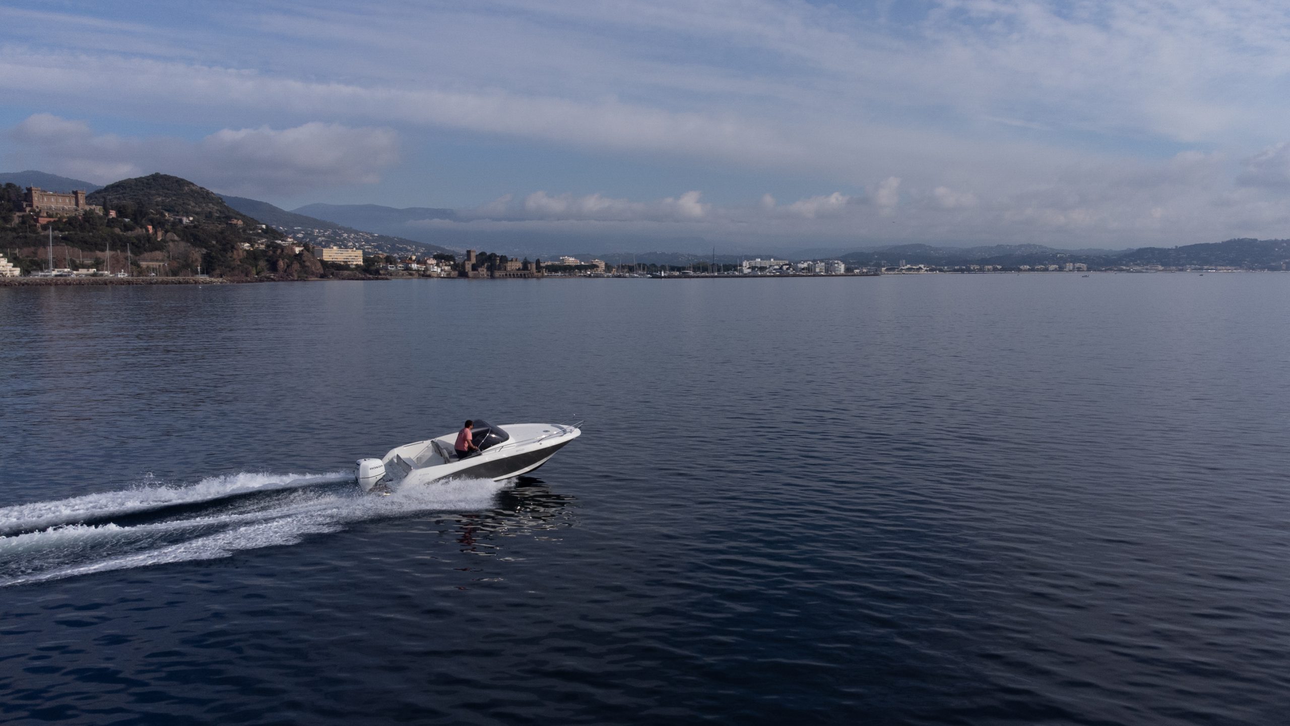 ➡️ RÉNOVATION ESTHÉTIQUE DE VOTRE BATEAU : JET7CLEAN REMET VOTRE UNITÉ À NEUF