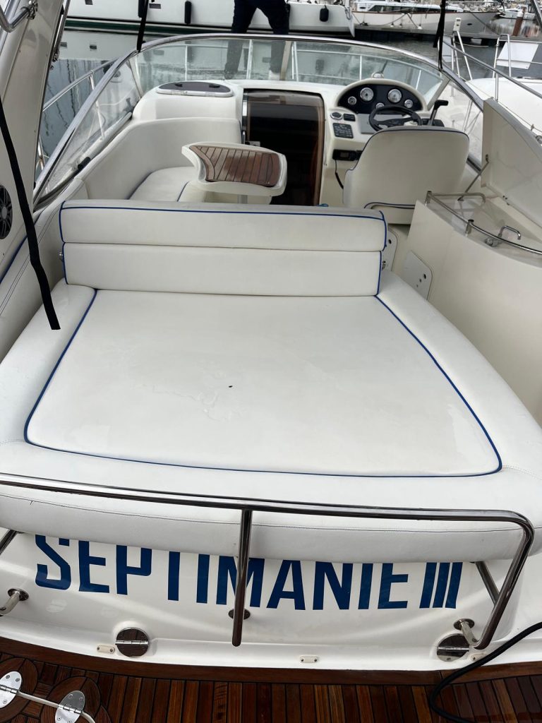NETTOYAGE D'UN BATEAU AU PORT DE CANNES