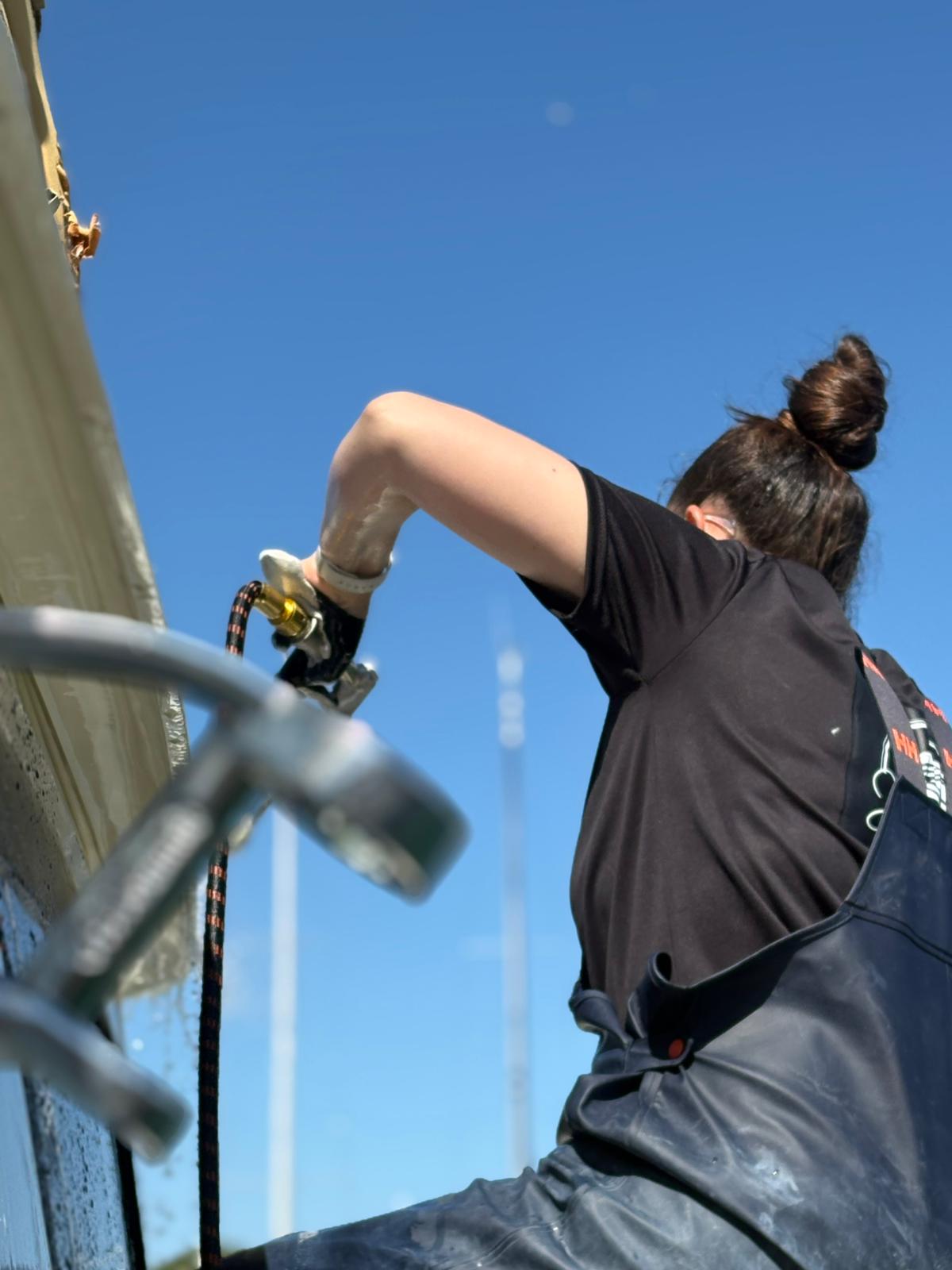 ➡️ DÉJAUNISSEMENT DU PONT DE VOTRE BATEAU : RETROUVEZ LA BLANCHEUR D’ORIGINE