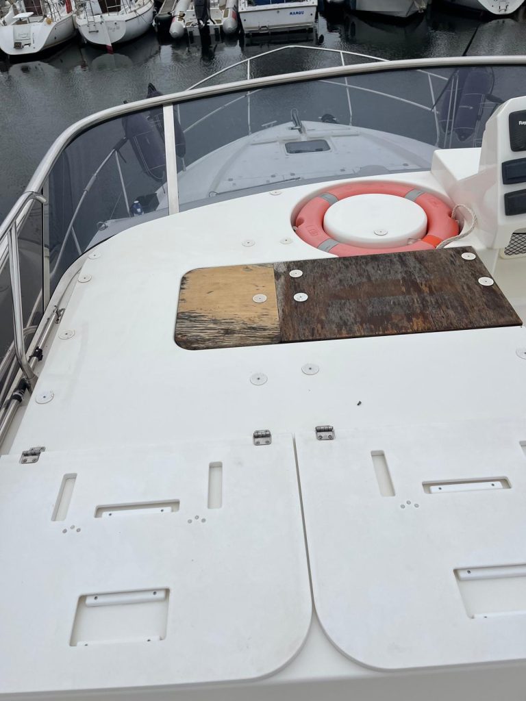 NETTOYAGE D'UN BATEAU AU PORT DE CANNES