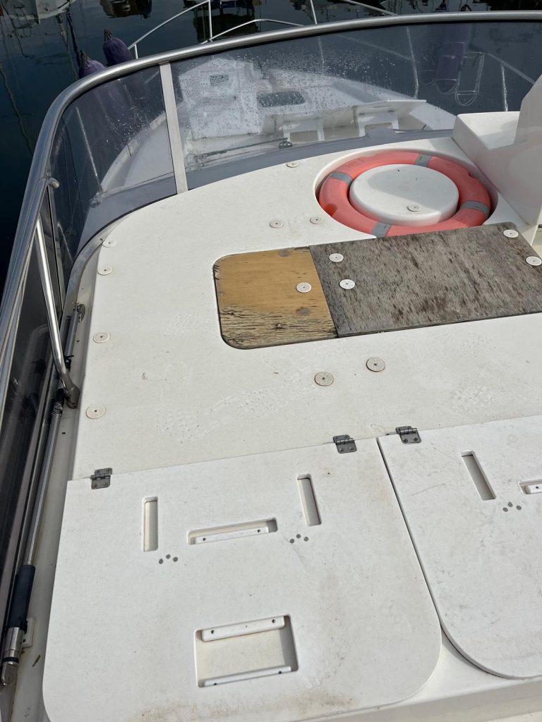 NETTOYAGE D'UN BATEAU AU PORT DE CANNES