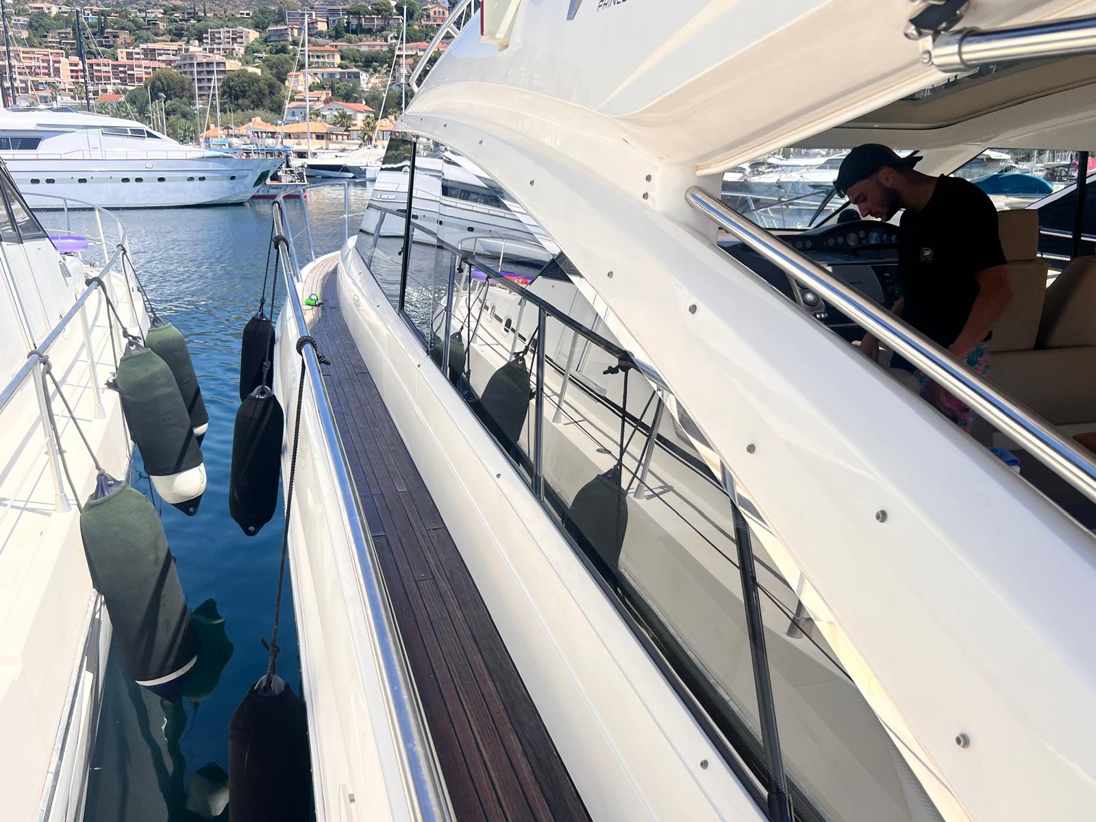 ➡️ LAVAGE DE BATEAU À SAINT-CYPRIEN : RETROUVEZ UN ÉCLAT PARFAIT