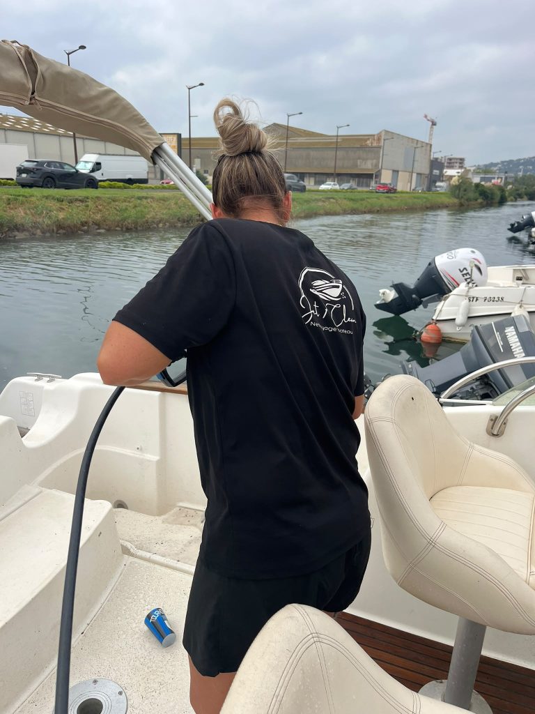 NETTOYAGE D'UN BATEAU OPEN DANS L'HÉRAULT